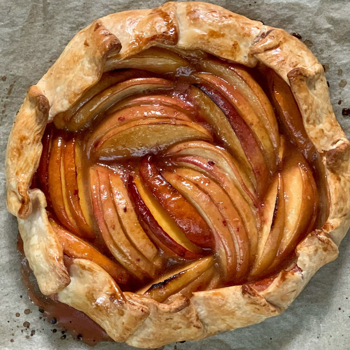 apple pie with caramel sauce, olive and basket