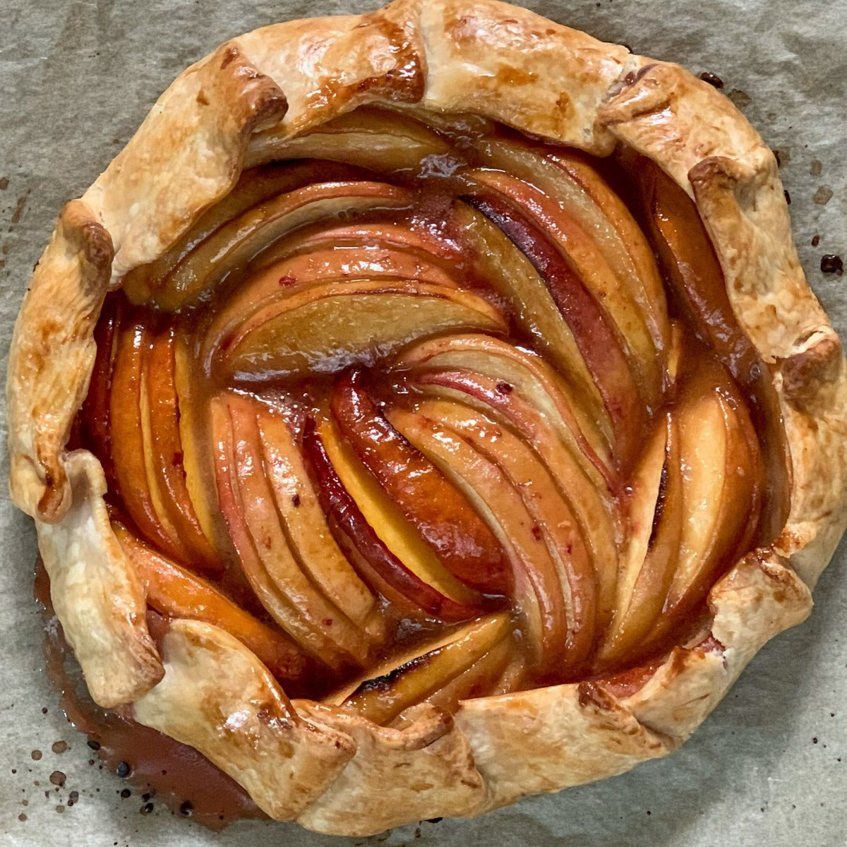 apple pie with caramel sauce, olive and basket