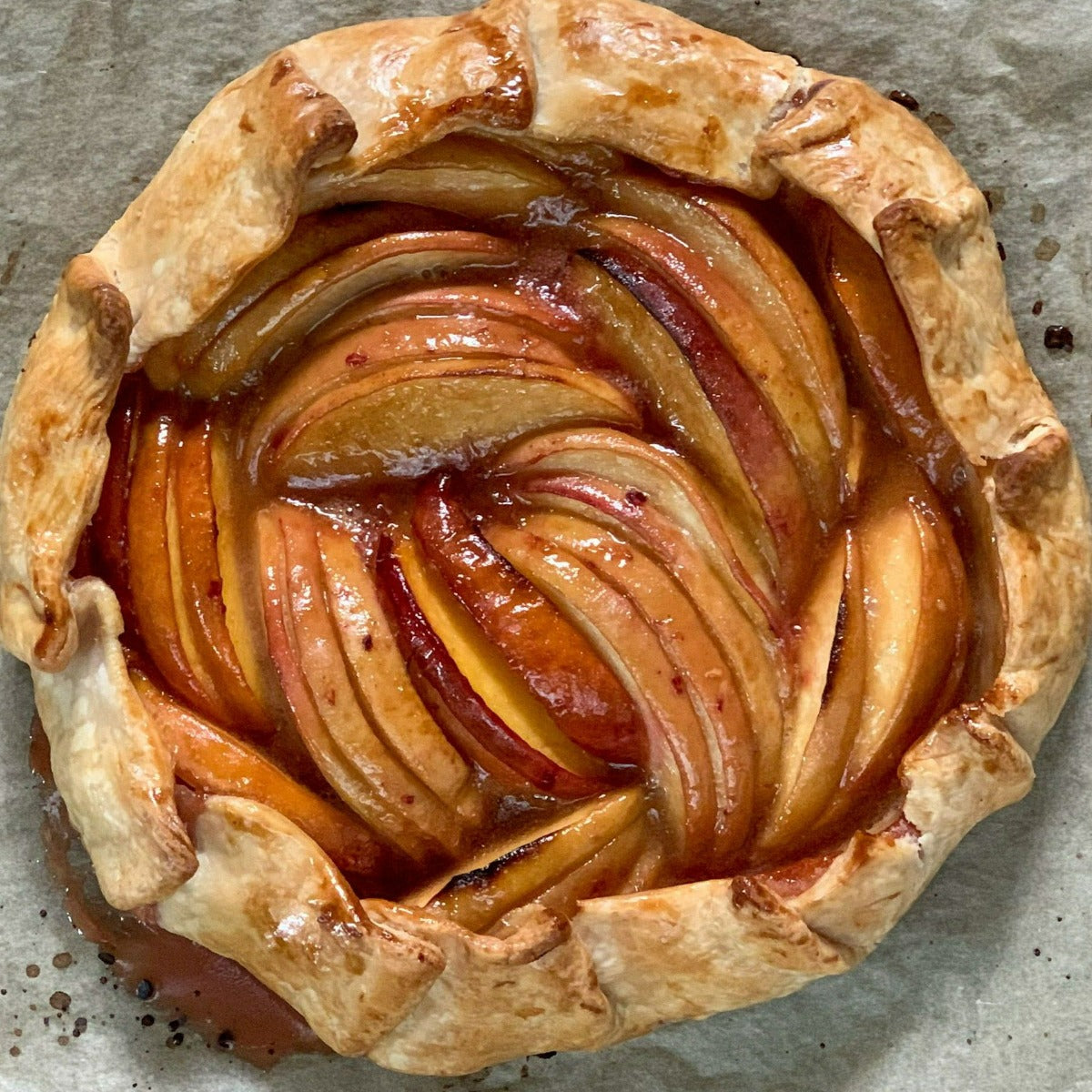 apple pie with caramel sauce, olive and basket